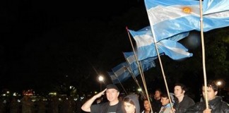 Bandera Vecinal junto a los Veteranos en Vigilia de Malvinas