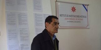 Bandera Vecinal presente en disertación de VGM Carlos Curbelo en «Instituto Juan Manuel de Rosas» de San Martín